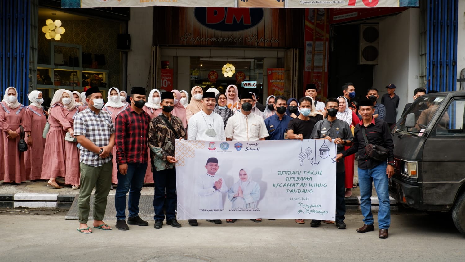 Gambar Bersama Ketua TP PKK, Sekcam, dan Lurah, Camat Ujung Pandang Bagikan Takjil